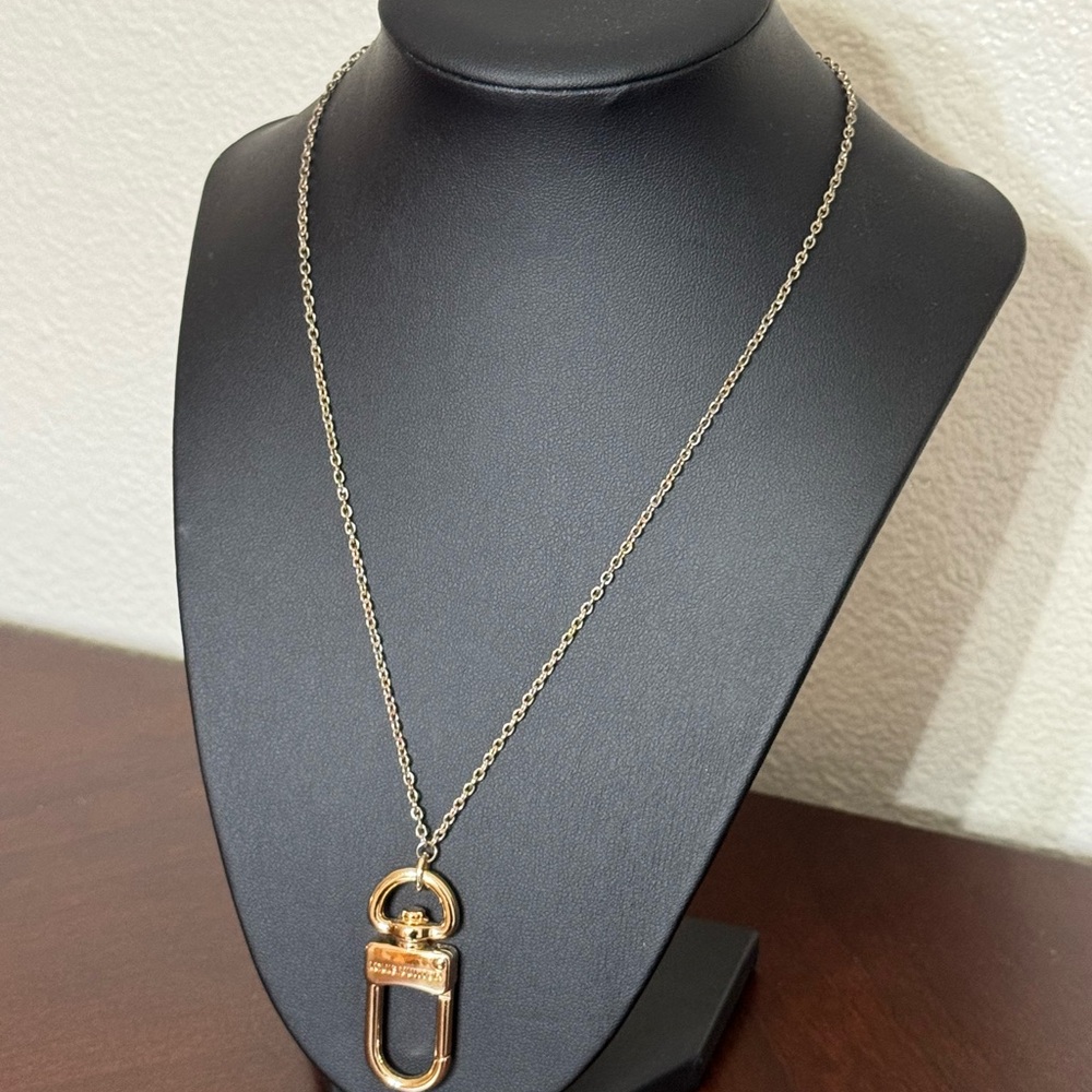 Elegant Gold LV clasp necklace w/ 18” chain, gold tone